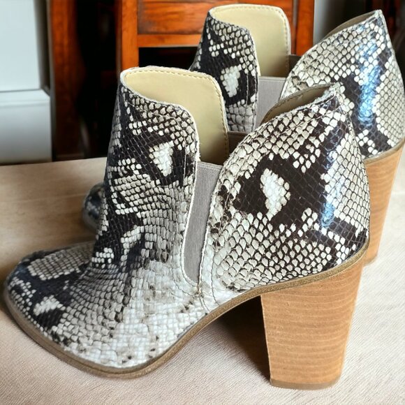 NWT VINCE CAMUTO ( 8M) FAMHIDA LEATHER Snake Skin Booties - Picture 4 of 10